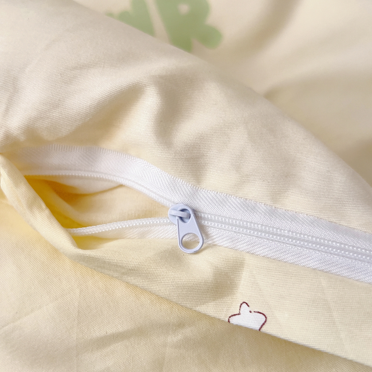 91家纺网 家纺一手货源 找家纺 御棉坊 2026新款AB版全棉纯棉印花幼儿园三件套儿童午睡被宝宝入园含芯多件套 库克恐龙-绿