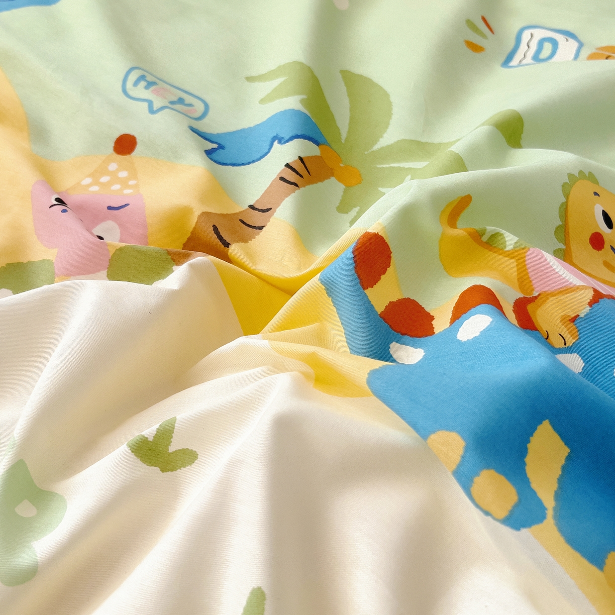 91家纺网 家纺一手货源 找家纺 御棉坊 2026新款AB版全棉纯棉印花幼儿园三件套儿童午睡被宝宝入园含芯多件套 库克恐龙-绿