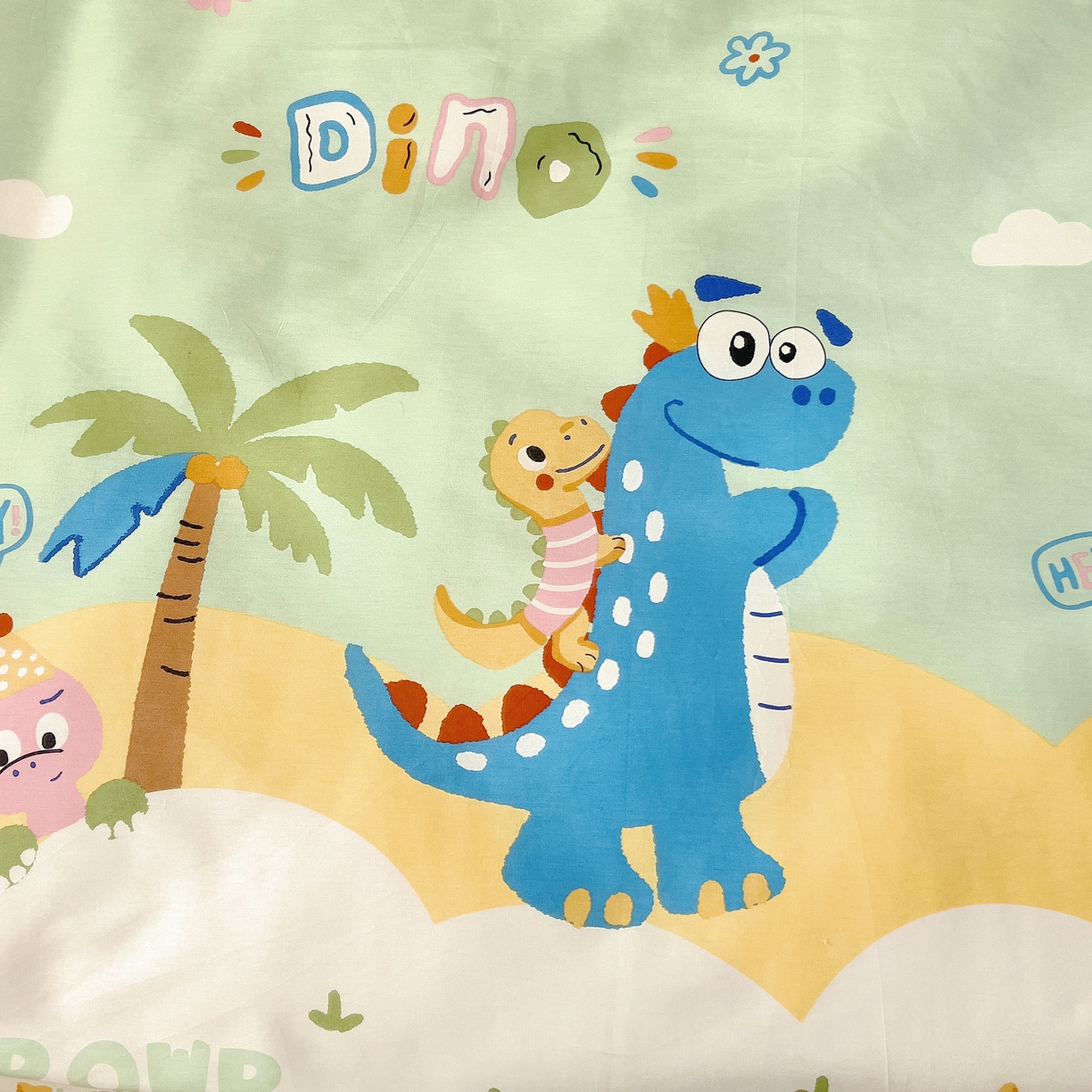 91家纺网 家纺一手货源 找家纺 御棉坊 2026新款AB版全棉纯棉印花幼儿园三件套儿童午睡被宝宝入园含芯多件套 库克恐龙-绿