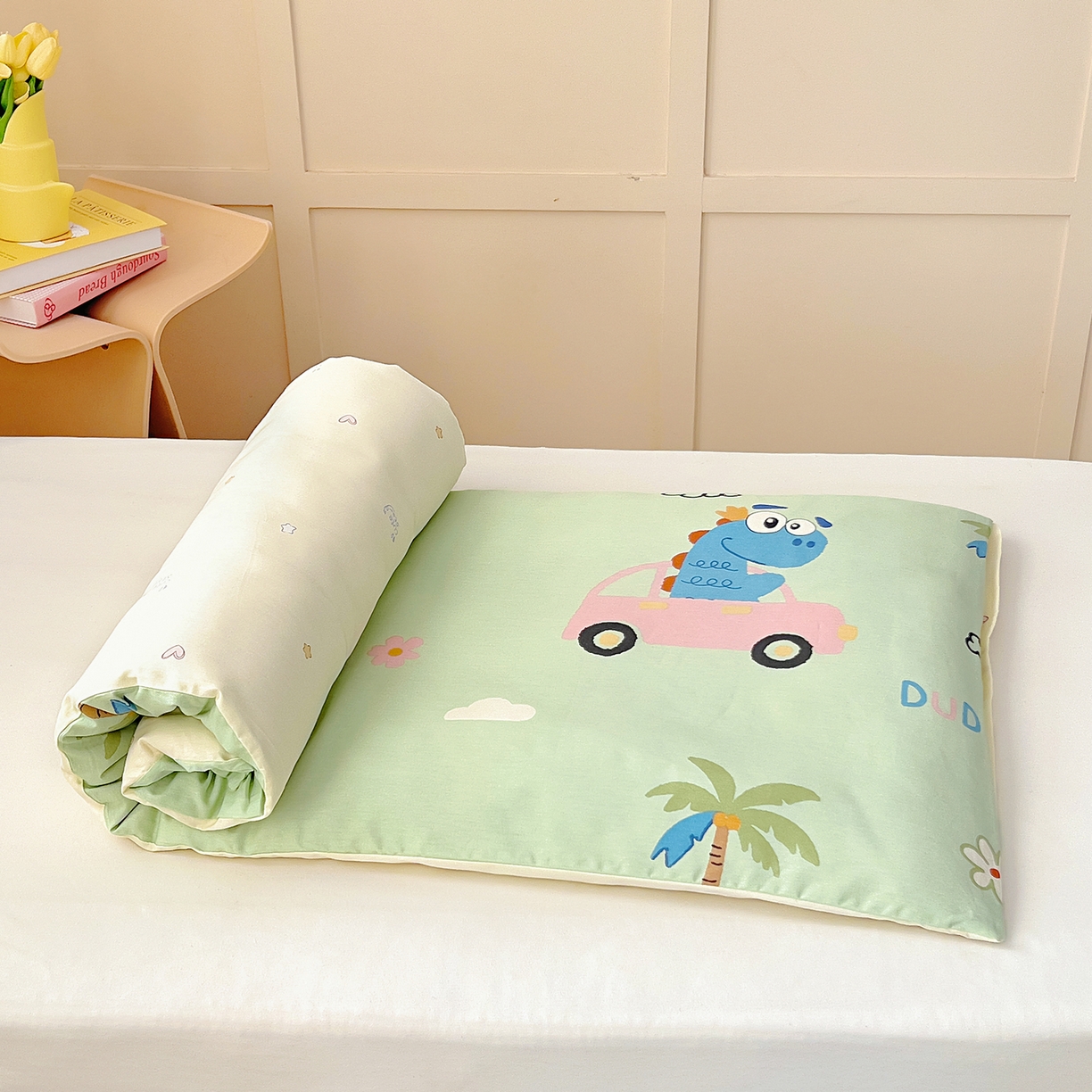 91家纺网 家纺一手货源 找家纺 御棉坊 2026新款AB版全棉纯棉印花幼儿园三件套儿童午睡被宝宝入园含芯多件套 库克恐龙-绿