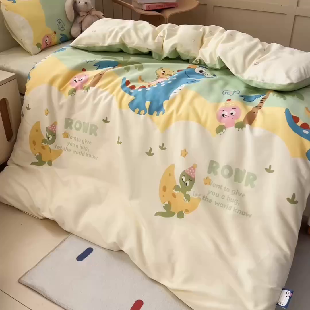 91家纺网 家纺一手货源 找家纺 御棉坊 2026新款AB版全棉纯棉印花幼儿园三件套儿童午睡被宝宝入园含芯多件套 库克恐龙-绿