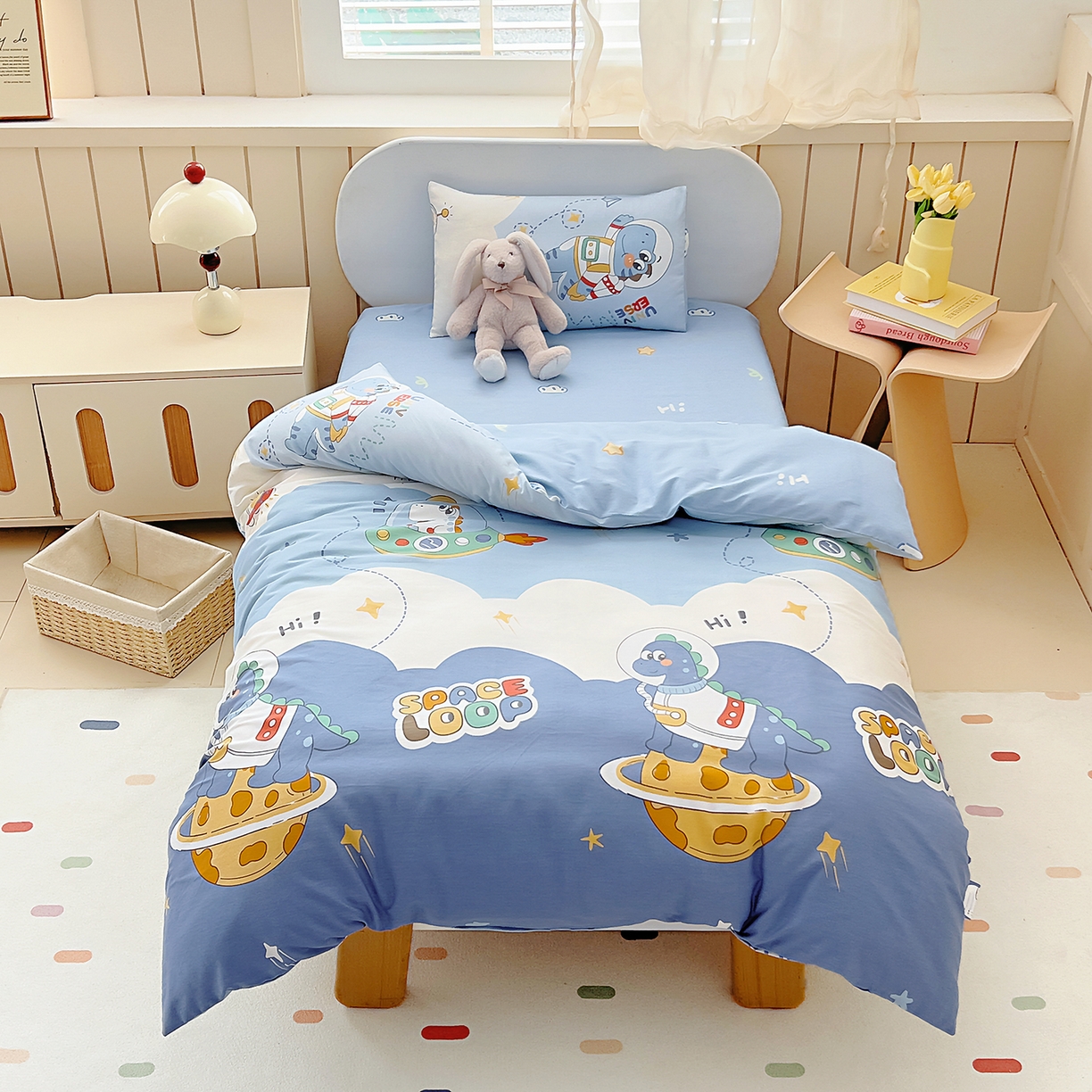 91家纺网 家纺一手货源 找家纺 御棉坊 2026新款AB版全棉纯棉印花幼儿园三件套儿童午睡被宝宝入园含芯多件套 奶酪星球