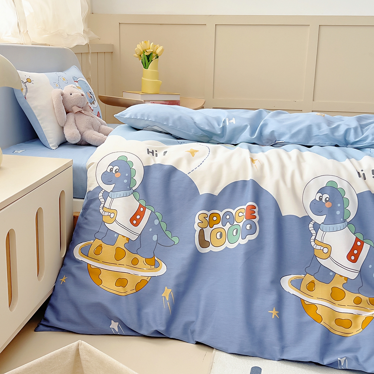 91家纺网 家纺一手货源 找家纺 御棉坊 2026新款AB版全棉纯棉印花幼儿园三件套儿童午睡被宝宝入园含芯多件套 奶酪星球