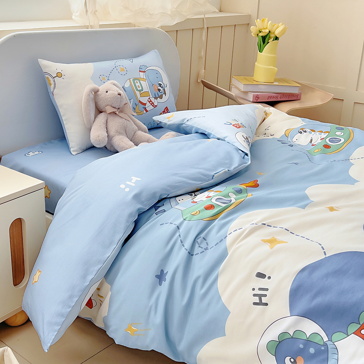 91家纺网 家纺一手货源 找家纺 御棉坊 2026新款AB版全棉纯棉印花幼儿园三件套儿童午睡被宝宝入园含芯多件套 奶酪星球