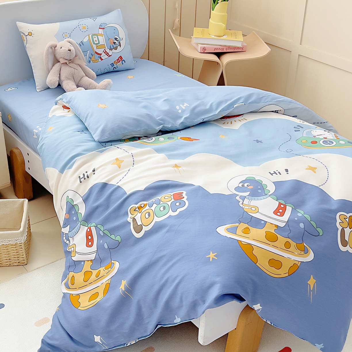 91家纺网 家纺一手货源 找家纺 御棉坊 2026新款AB版全棉纯棉印花幼儿园三件套儿童午睡被宝宝入园含芯多件套 奶酪星球