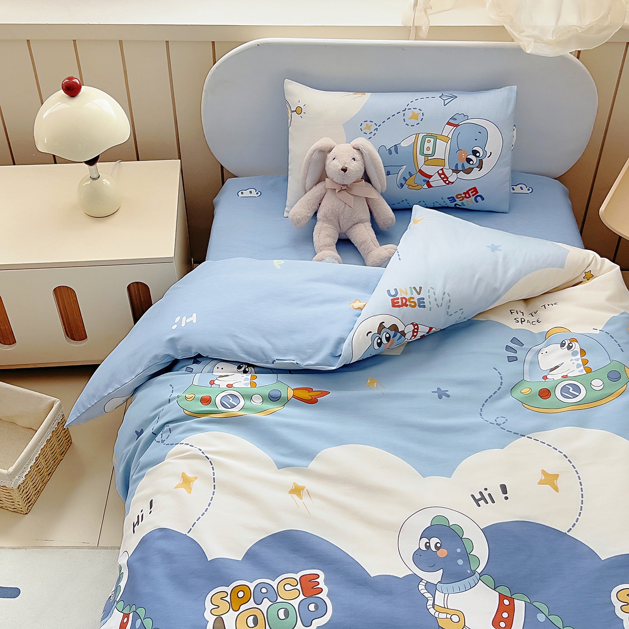 91家纺网 家纺一手货源 找家纺 御棉坊 2026新款AB版全棉纯棉印花幼儿园三件套儿童午睡被宝宝入园含芯多件套 奶酪星球