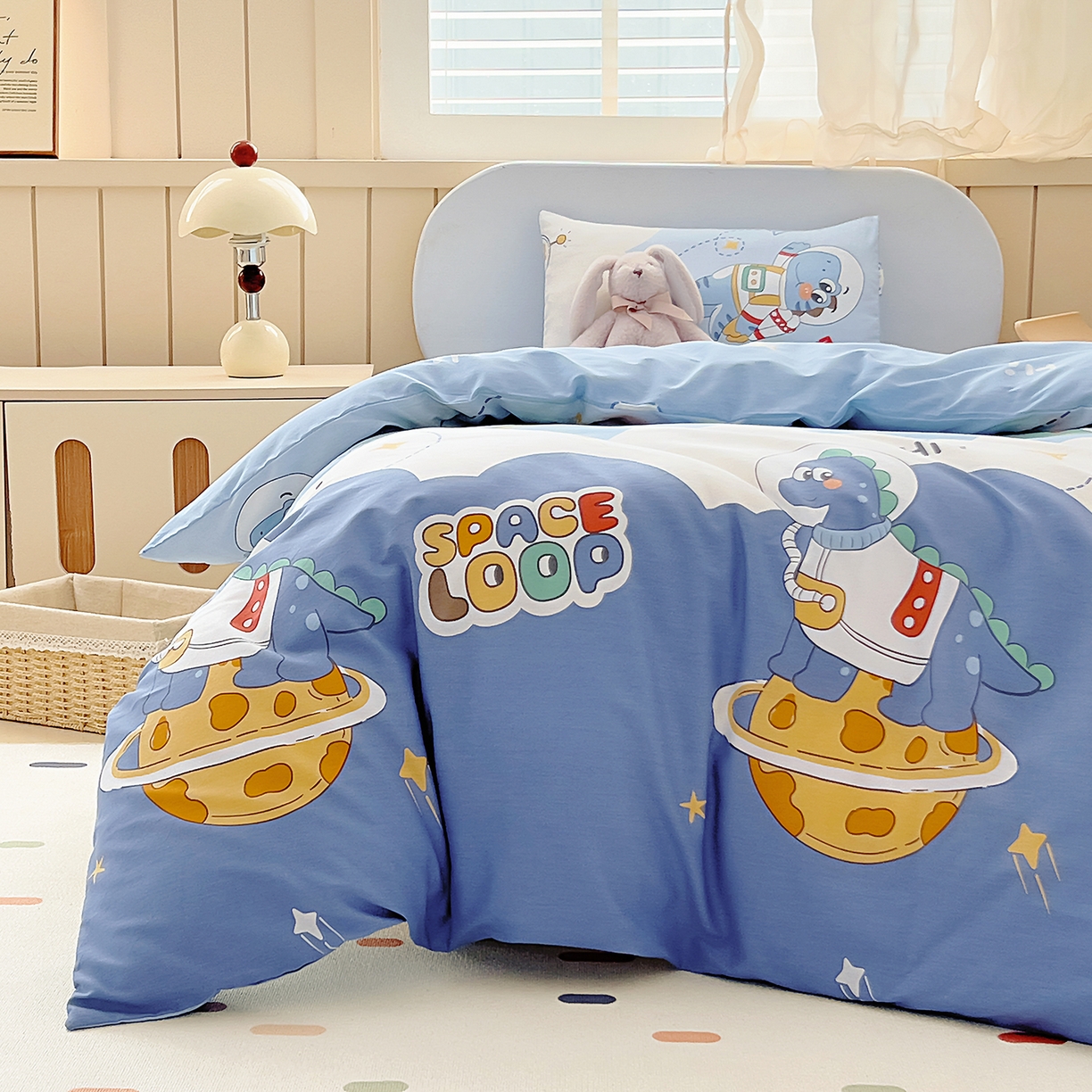 91家纺网 家纺一手货源 找家纺 御棉坊 2026新款AB版全棉纯棉印花幼儿园三件套儿童午睡被宝宝入园含芯多件套 奶酪星球