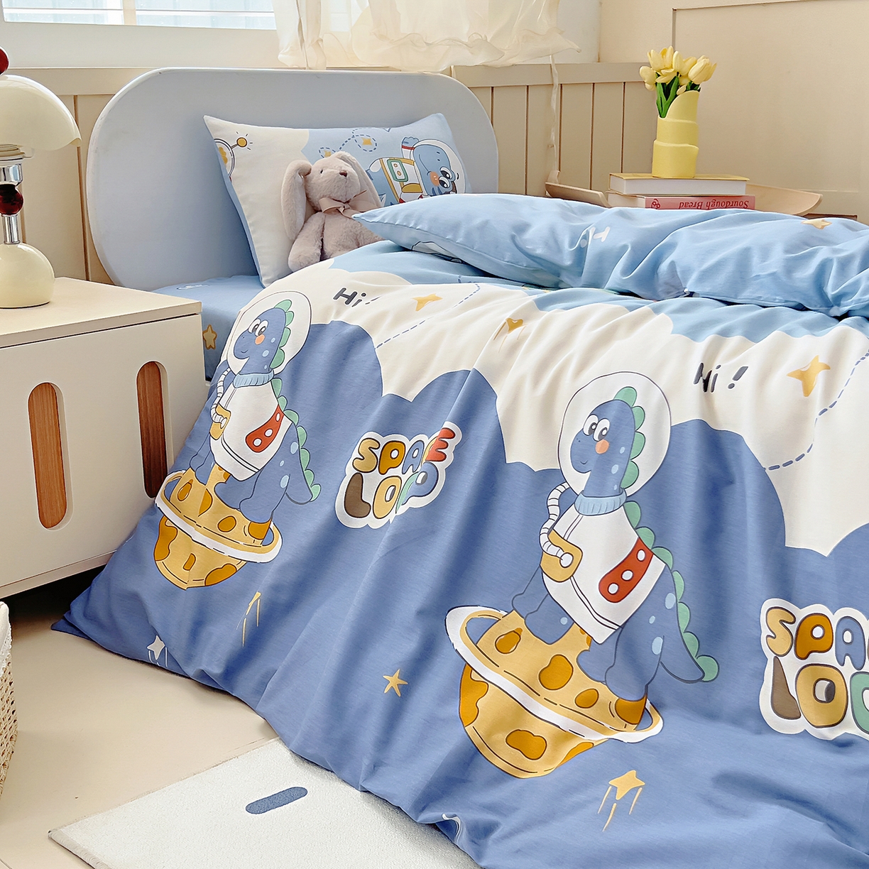 91家纺网 家纺一手货源 找家纺 御棉坊 2026新款AB版全棉纯棉印花幼儿园三件套儿童午睡被宝宝入园含芯多件套 奶酪星球