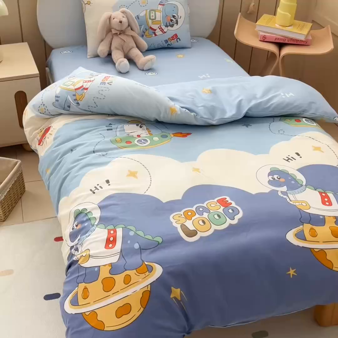 91家纺网 家纺一手货源 找家纺 御棉坊 2026新款AB版全棉纯棉印花幼儿园三件套儿童午睡被宝宝入园含芯多件套 奶酪星球