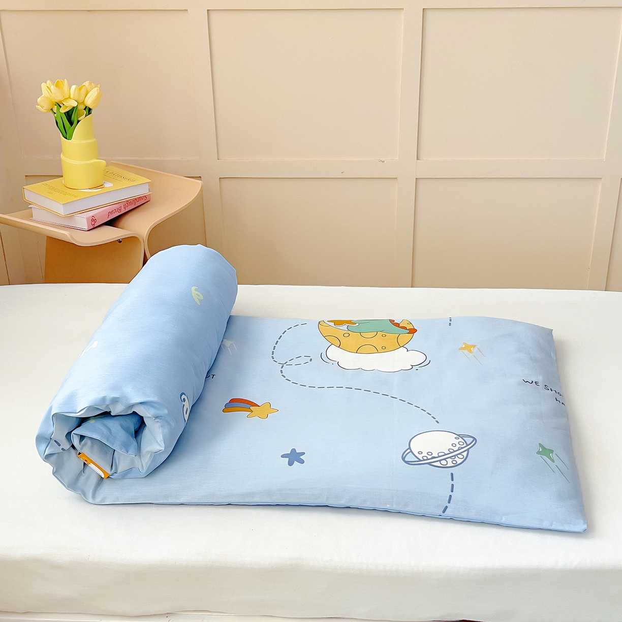 91家纺网 家纺一手货源 找家纺 御棉坊 2026新款AB版全棉纯棉印花幼儿园三件套儿童午睡被宝宝入园含芯多件套 山道接力赛