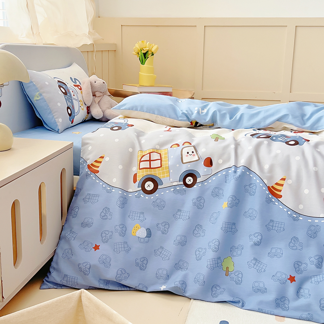 91家纺网 家纺一手货源 找家纺 御棉坊 2026新款AB版全棉纯棉印花幼儿园三件套儿童午睡被宝宝入园含芯多件套 山道接力赛