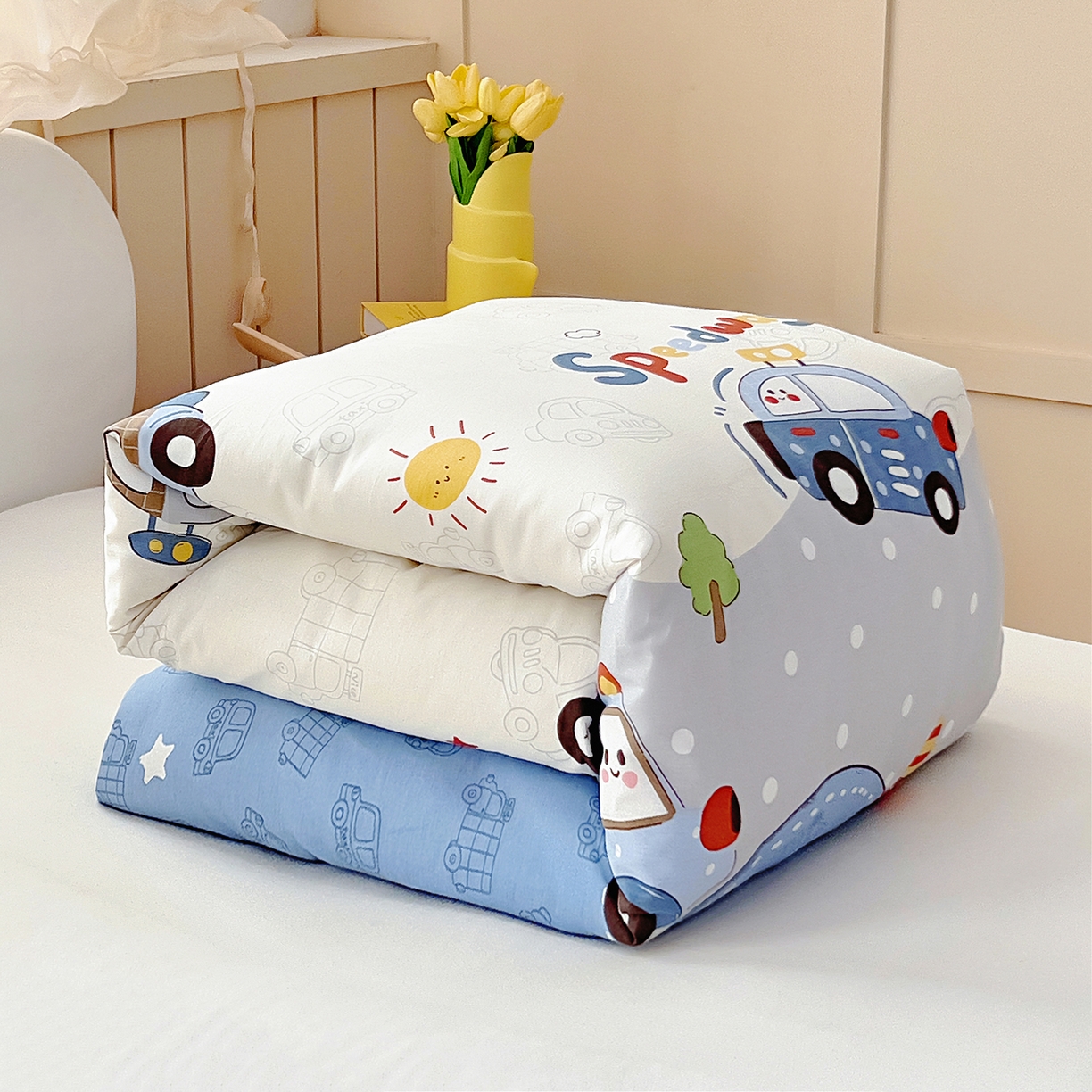 91家纺网 家纺一手货源 找家纺 御棉坊 2026新款AB版全棉纯棉印花幼儿园三件套儿童午睡被宝宝入园含芯多件套 山道接力赛