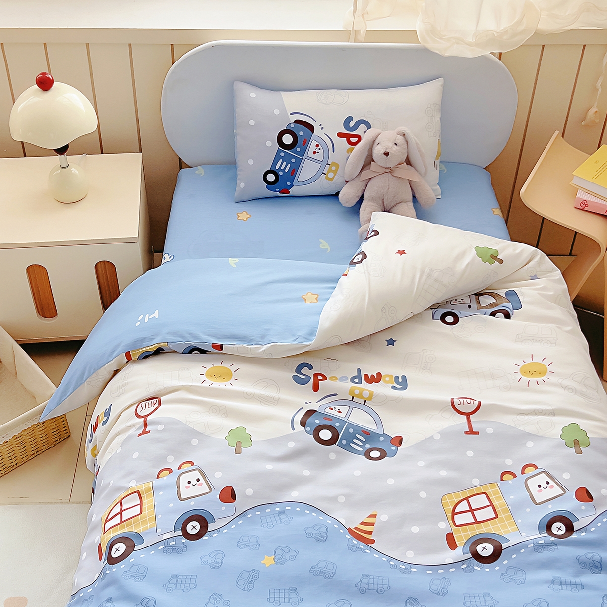 91家纺网 家纺一手货源 找家纺 御棉坊 2026新款AB版全棉纯棉印花幼儿园三件套儿童午睡被宝宝入园含芯多件套 山道接力赛