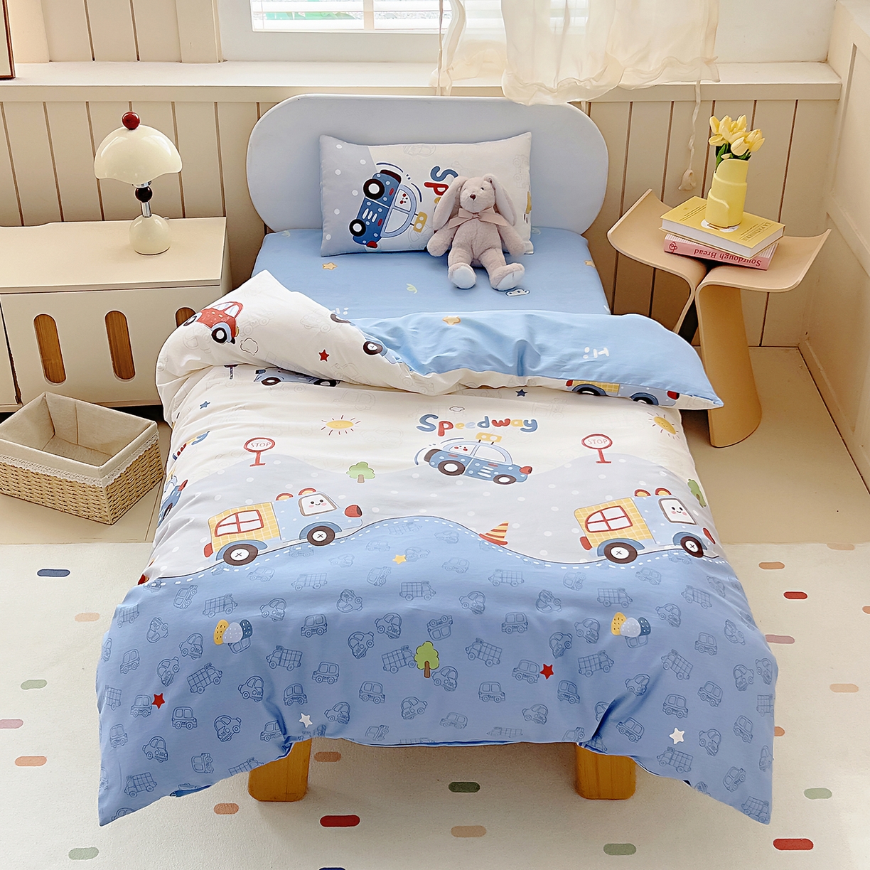 91家纺网 家纺一手货源 找家纺 御棉坊 2026新款AB版全棉纯棉印花幼儿园三件套儿童午睡被宝宝入园含芯多件套 山道接力赛