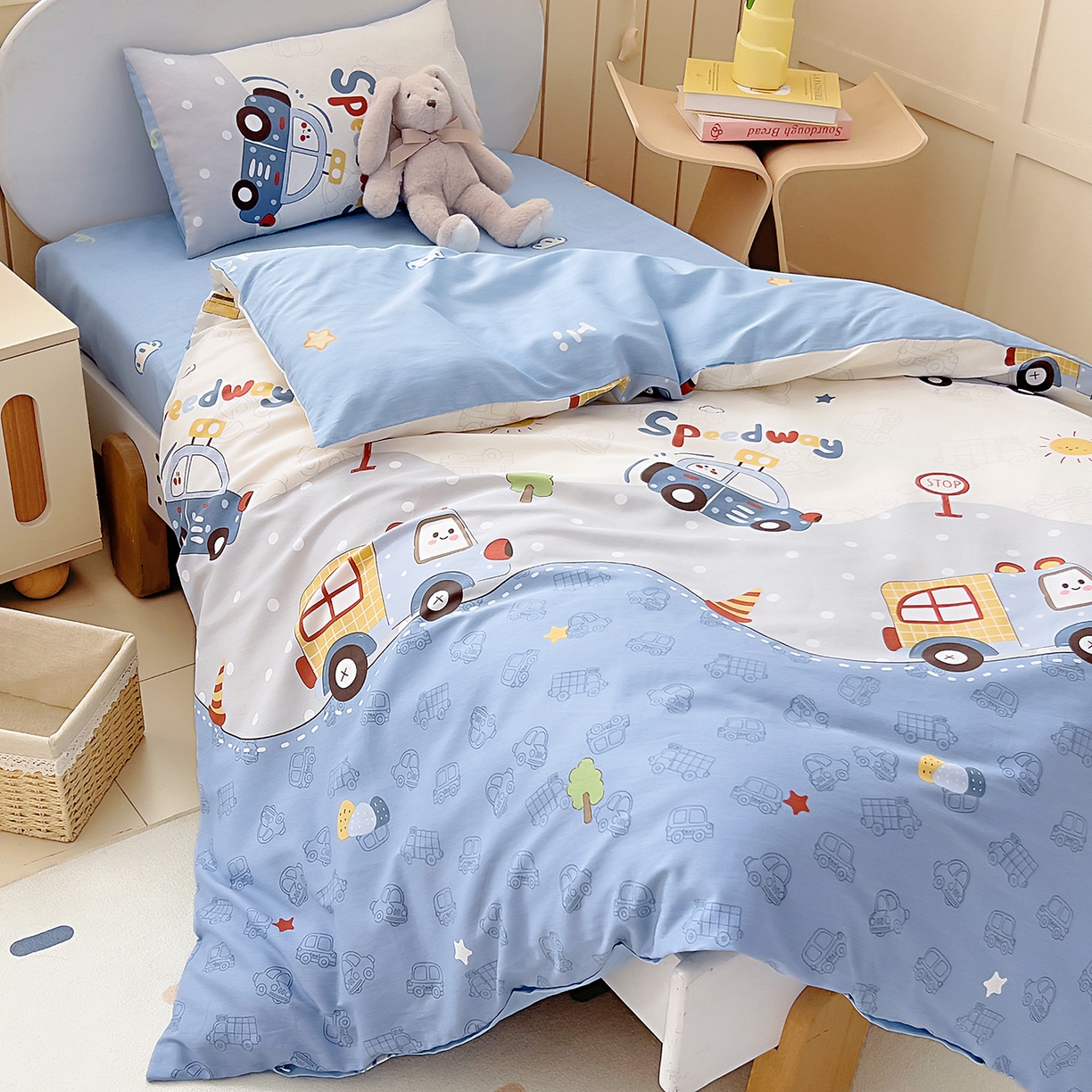 91家纺网 家纺一手货源 找家纺 御棉坊 2026新款AB版全棉纯棉印花幼儿园三件套儿童午睡被宝宝入园含芯多件套 山道接力赛