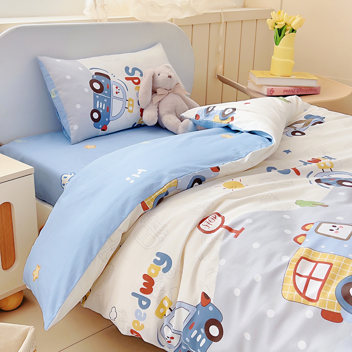 91家纺网 家纺一手货源 找家纺 御棉坊 2026新款AB版全棉纯棉印花幼儿园三件套儿童午睡被宝宝入园含芯多件套 山道接力赛