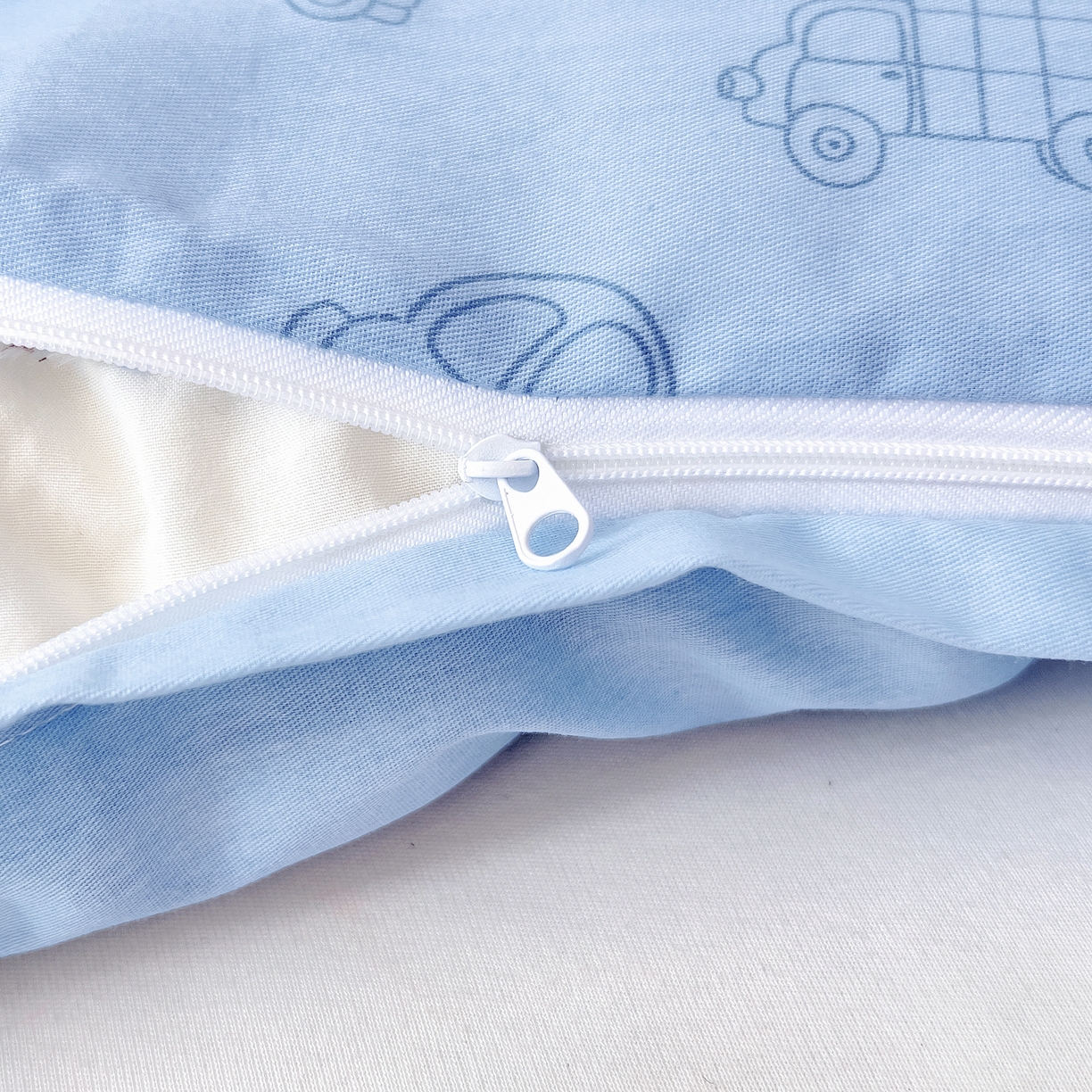 91家纺网 家纺一手货源 找家纺 御棉坊 2026新款AB版全棉纯棉印花幼儿园三件套儿童午睡被宝宝入园含芯多件套 山道接力赛