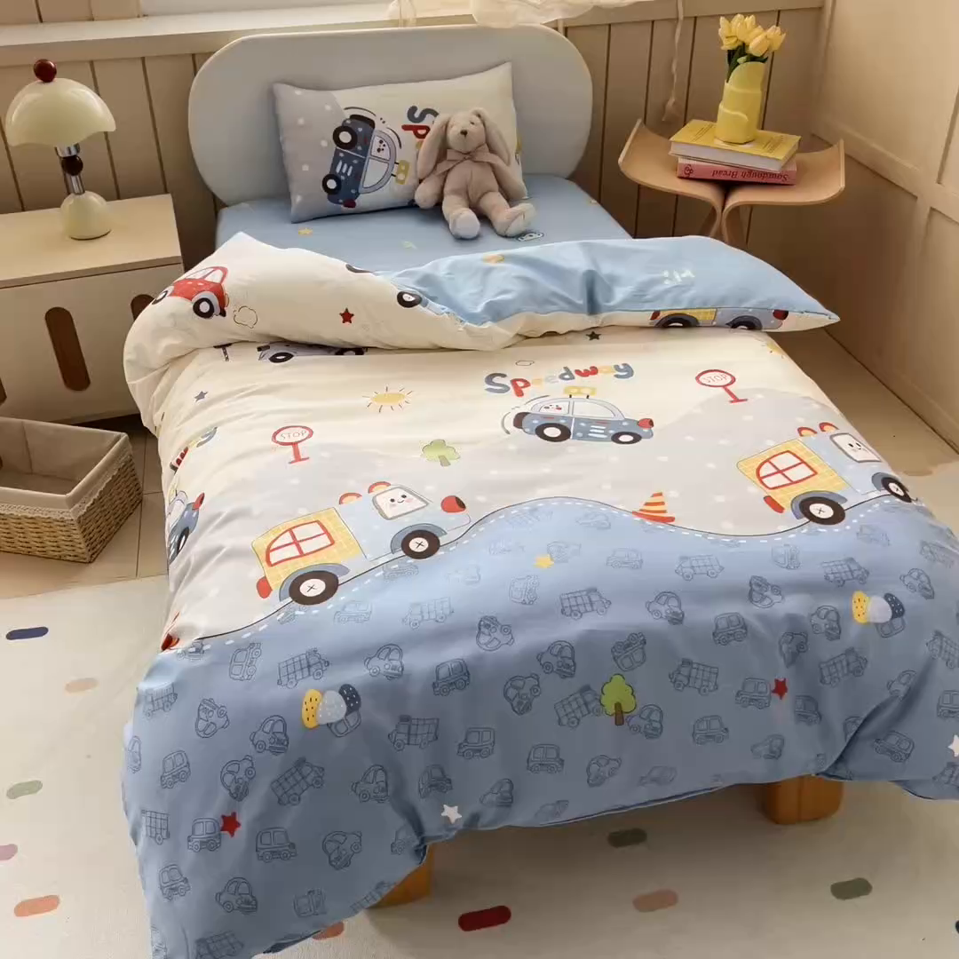 91家纺网 家纺一手货源 找家纺 御棉坊 2026新款AB版全棉纯棉印花幼儿园三件套儿童午睡被宝宝入园含芯多件套 山道接力赛