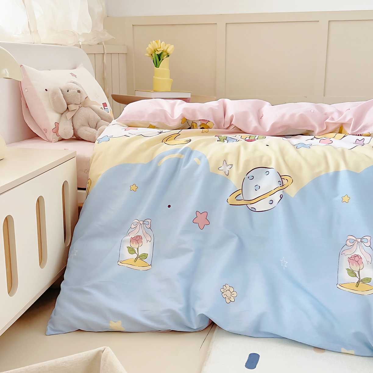 91家纺网 家纺一手货源 找家纺 御棉坊 2026新款AB版全棉纯棉印花幼儿园三件套儿童午睡被宝宝入园含芯多件套 甜梦行星