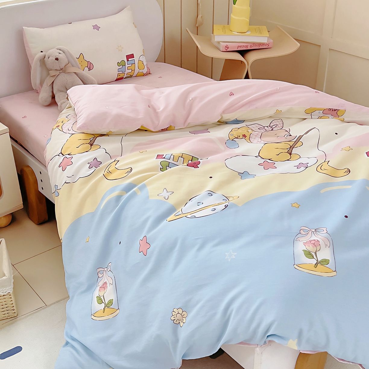 91家纺网 家纺一手货源 找家纺 御棉坊 2026新款AB版全棉纯棉印花幼儿园三件套儿童午睡被宝宝入园含芯多件套 甜梦行星