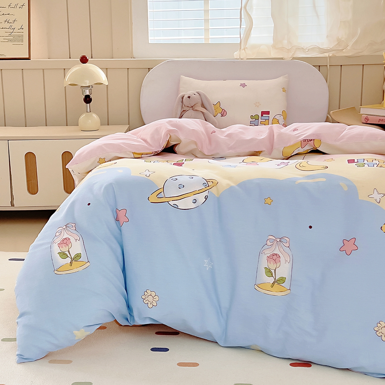 91家纺网 家纺一手货源 找家纺 御棉坊 2026新款AB版全棉纯棉印花幼儿园三件套儿童午睡被宝宝入园含芯多件套 甜梦行星