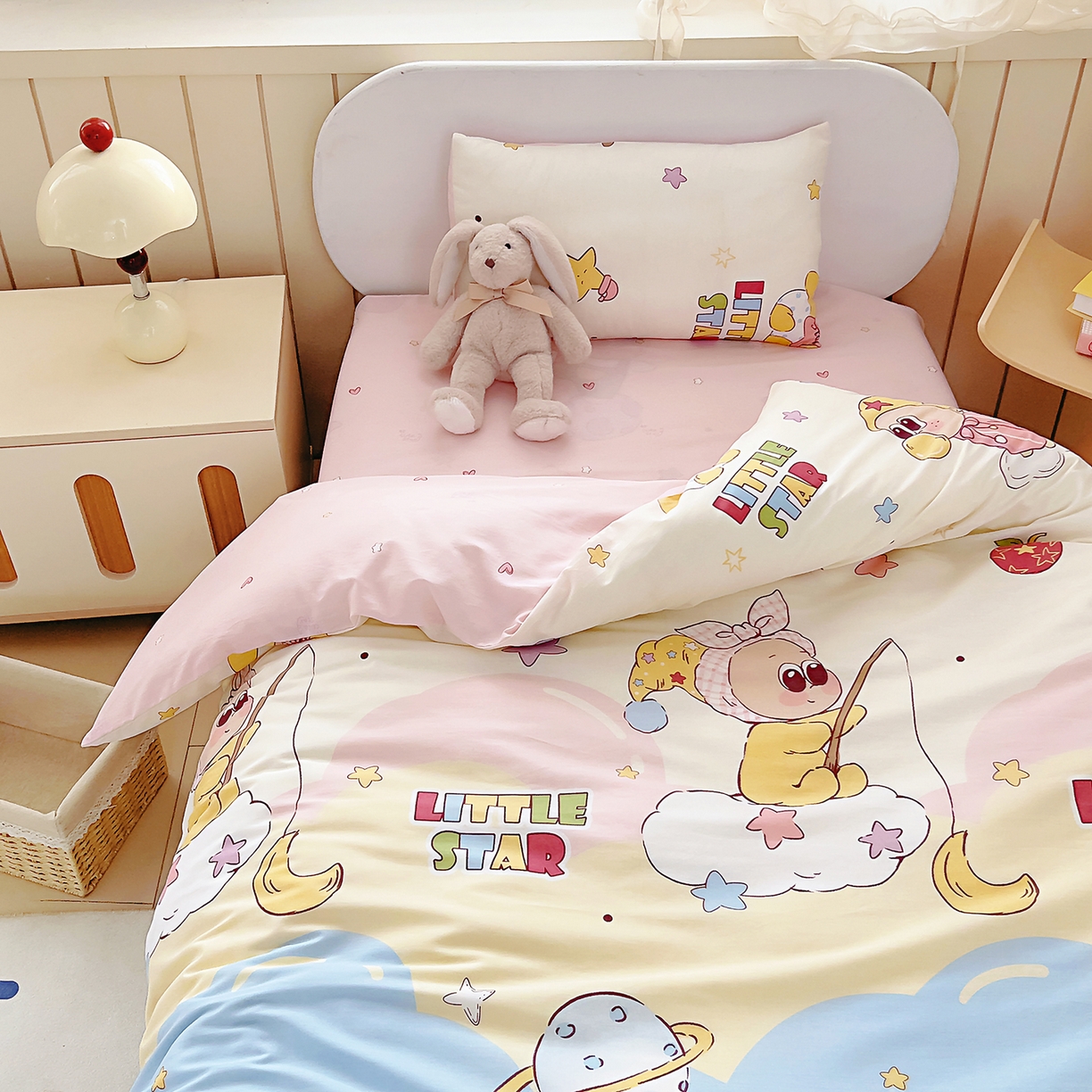 91家纺网 家纺一手货源 找家纺 御棉坊 2026新款AB版全棉纯棉印花幼儿园三件套儿童午睡被宝宝入园含芯多件套 甜梦行星