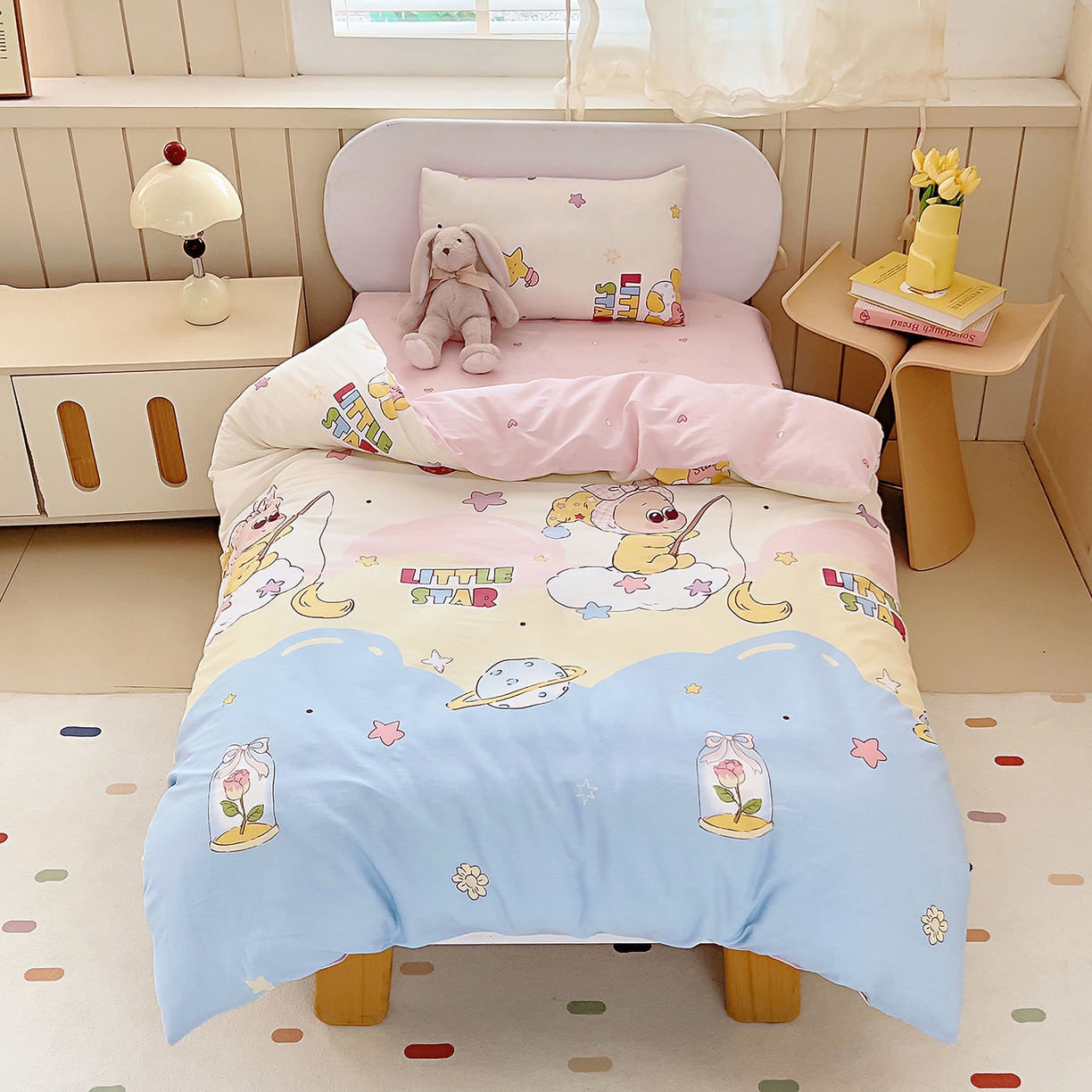 91家纺网 家纺一手货源 找家纺 御棉坊 2026新款AB版全棉纯棉印花幼儿园三件套儿童午睡被宝宝入园含芯多件套 甜梦行星