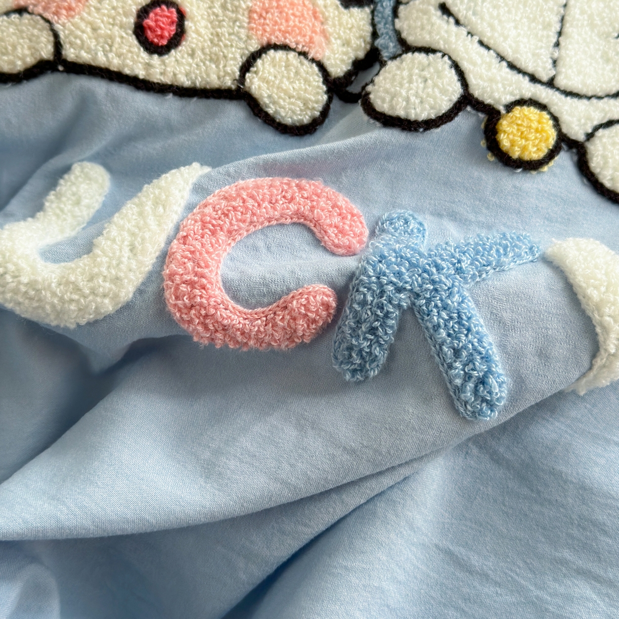 91家纺网 家纺一手货源 找家纺 （总）一霖家纺 2026新款云朵棉毛巾绣小清新猫咪系列四件套