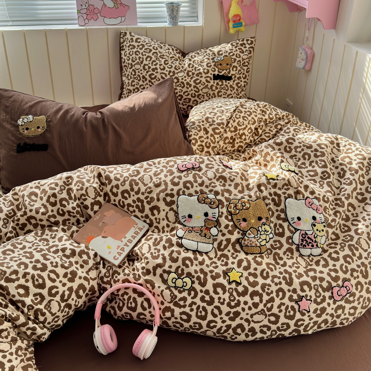 91家纺网 家纺一手货源 找家纺 一霖家纺 2026新款云朵棉毛巾绣小清新猫咪系列四件套 豹纹猫咪家族