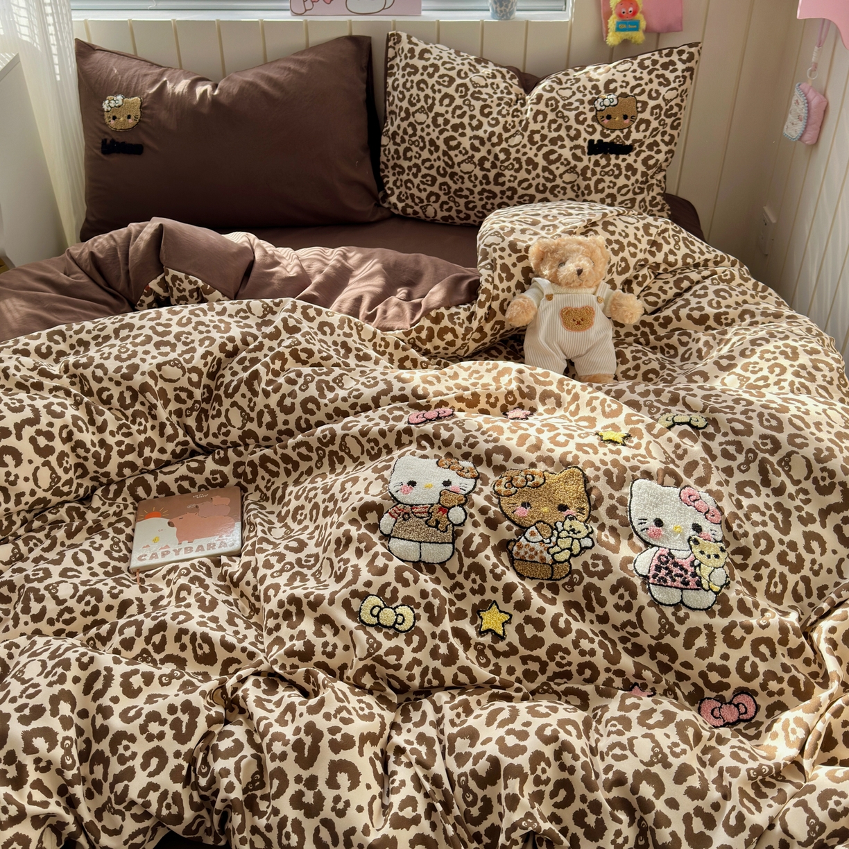 91家纺网 家纺一手货源 找家纺 一霖家纺 2026新款云朵棉毛巾绣小清新猫咪系列四件套 豹纹猫咪家族