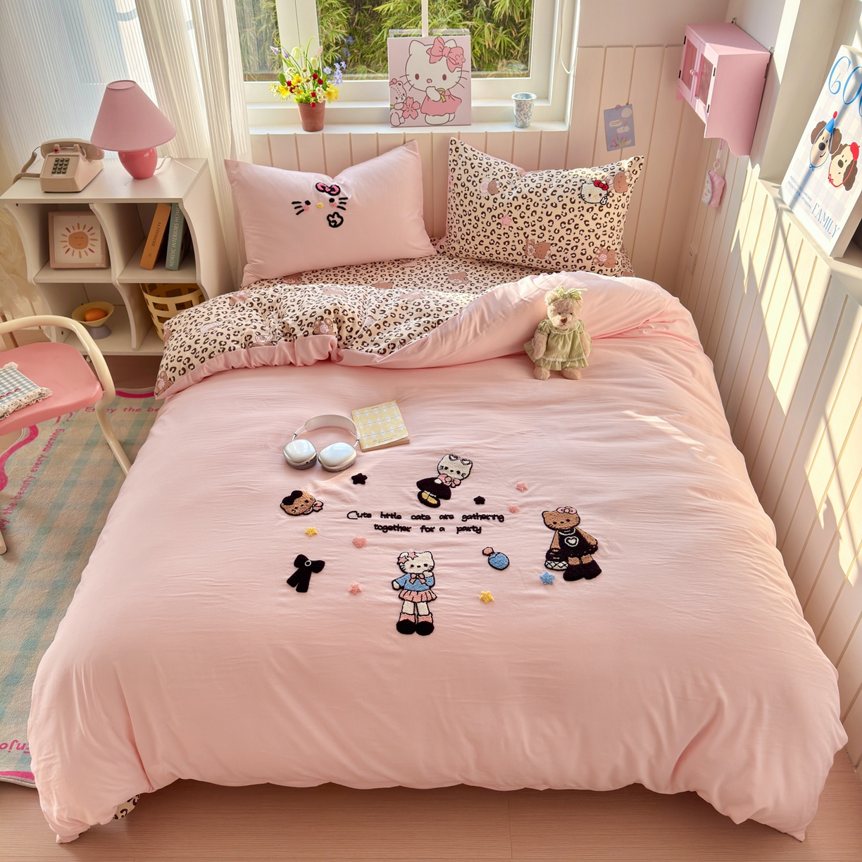 91家纺网 家纺一手货源 找家纺 一霖家纺 2026新款云朵棉毛巾绣小清新猫咪系列四件套 黑皮KT粉