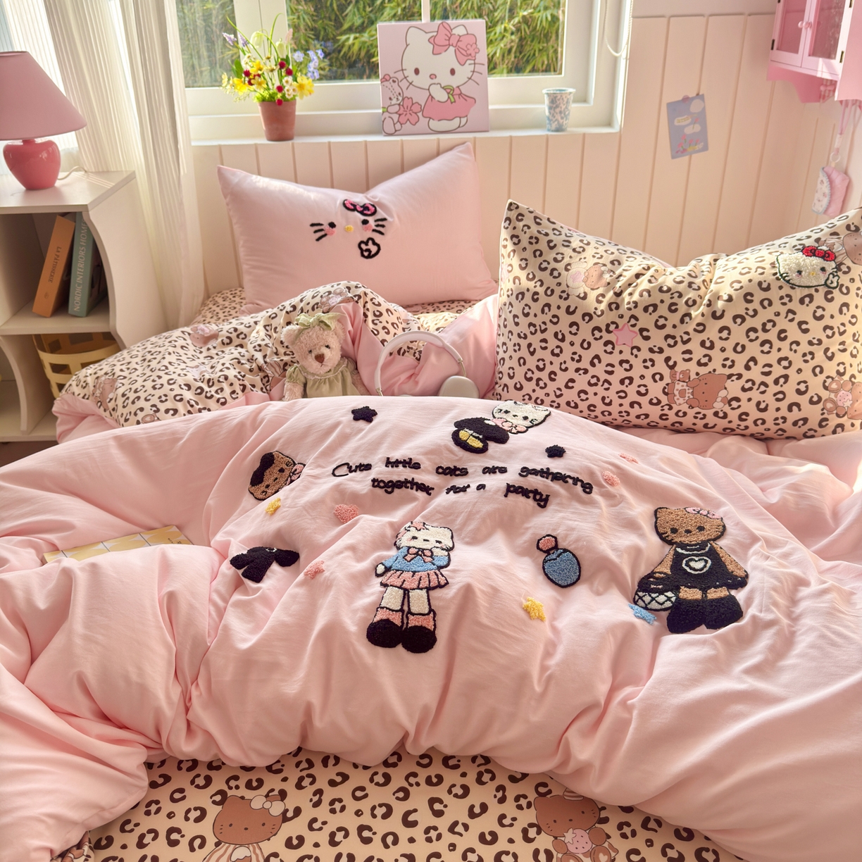 91家纺网 家纺一手货源 找家纺 一霖家纺 2026新款云朵棉毛巾绣小清新猫咪系列四件套 黑皮KT粉