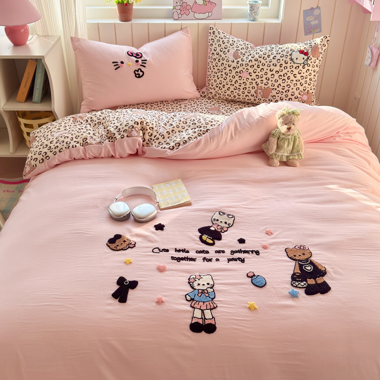 91家纺网 家纺一手货源 找家纺 一霖家纺 2026新款云朵棉毛巾绣小清新猫咪系列四件套 黑皮KT粉