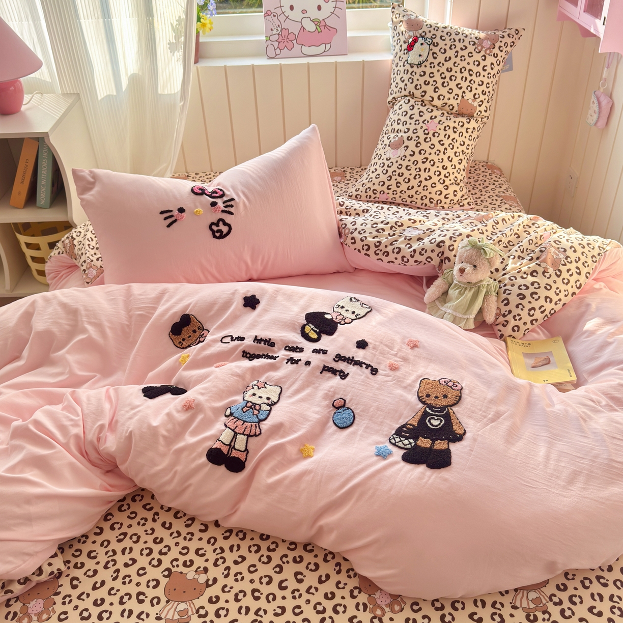 91家纺网 家纺一手货源 找家纺 一霖家纺 2026新款云朵棉毛巾绣小清新猫咪系列四件套 黑皮KT粉