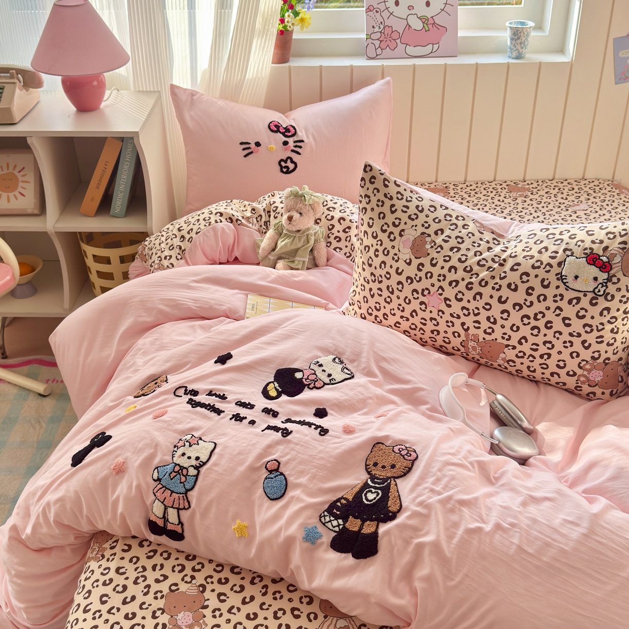 91家纺网 家纺一手货源 找家纺 一霖家纺 2026新款云朵棉毛巾绣小清新猫咪系列四件套 黑皮KT粉