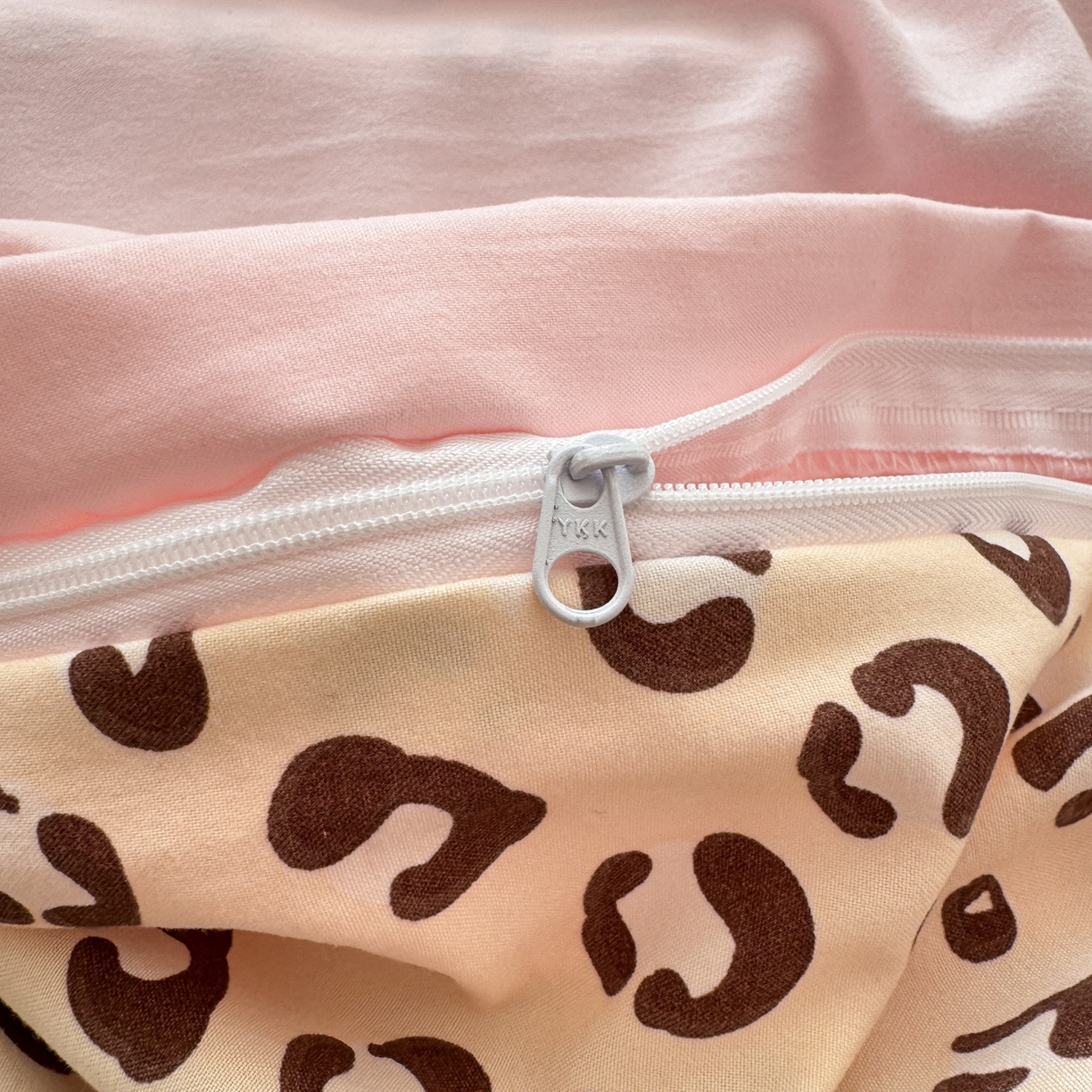 91家纺网 家纺一手货源 找家纺 一霖家纺 2026新款云朵棉毛巾绣小清新猫咪系列四件套 黑皮KT粉