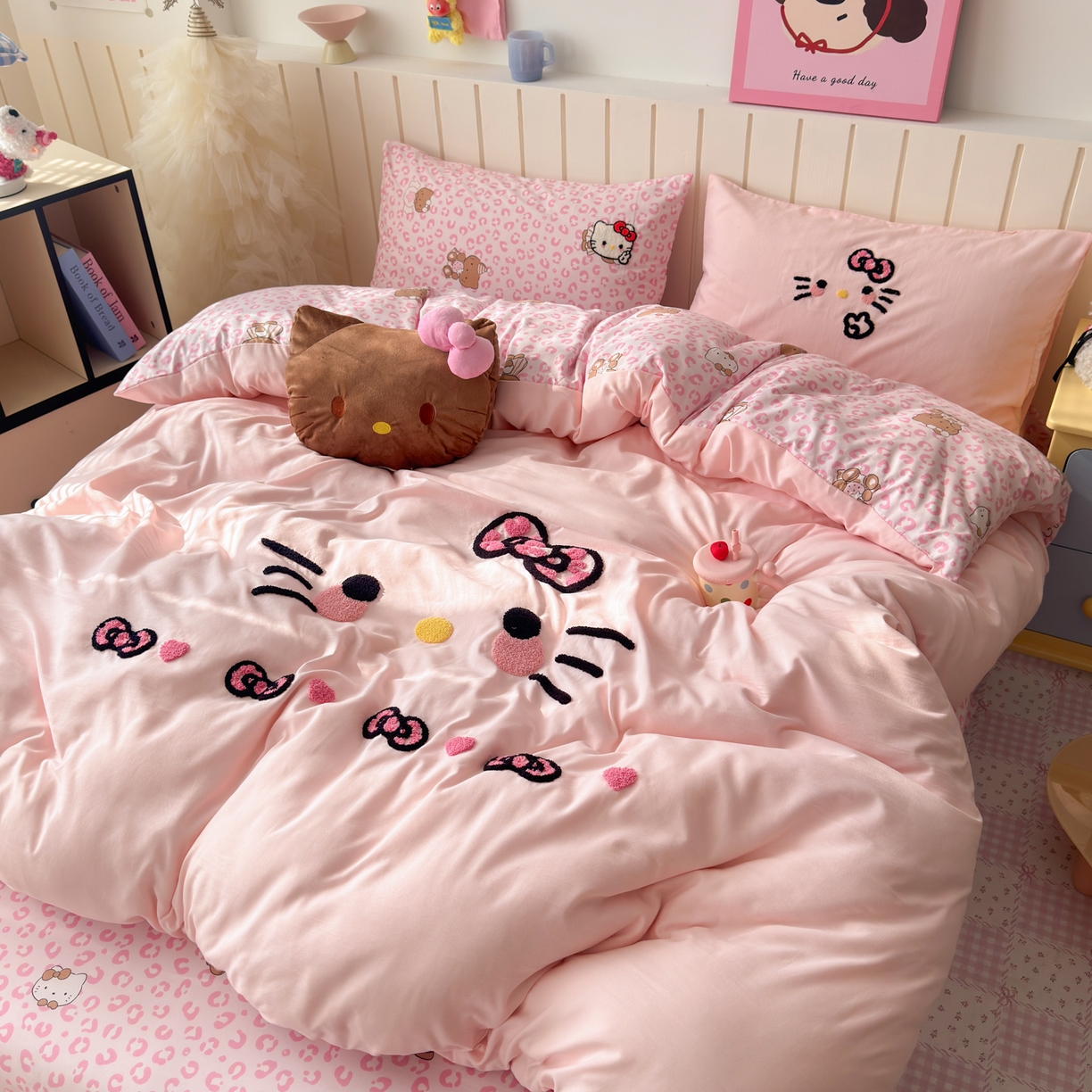 91家纺网 家纺一手货源 找家纺 一霖家纺 2026新款云朵棉毛巾绣小清新猫咪系列四件套 可爱猫咪粉