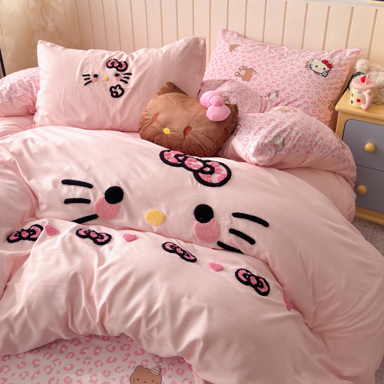 91家纺网 家纺一手货源 找家纺 一霖家纺 2026新款云朵棉毛巾绣小清新猫咪系列四件套 可爱猫咪粉