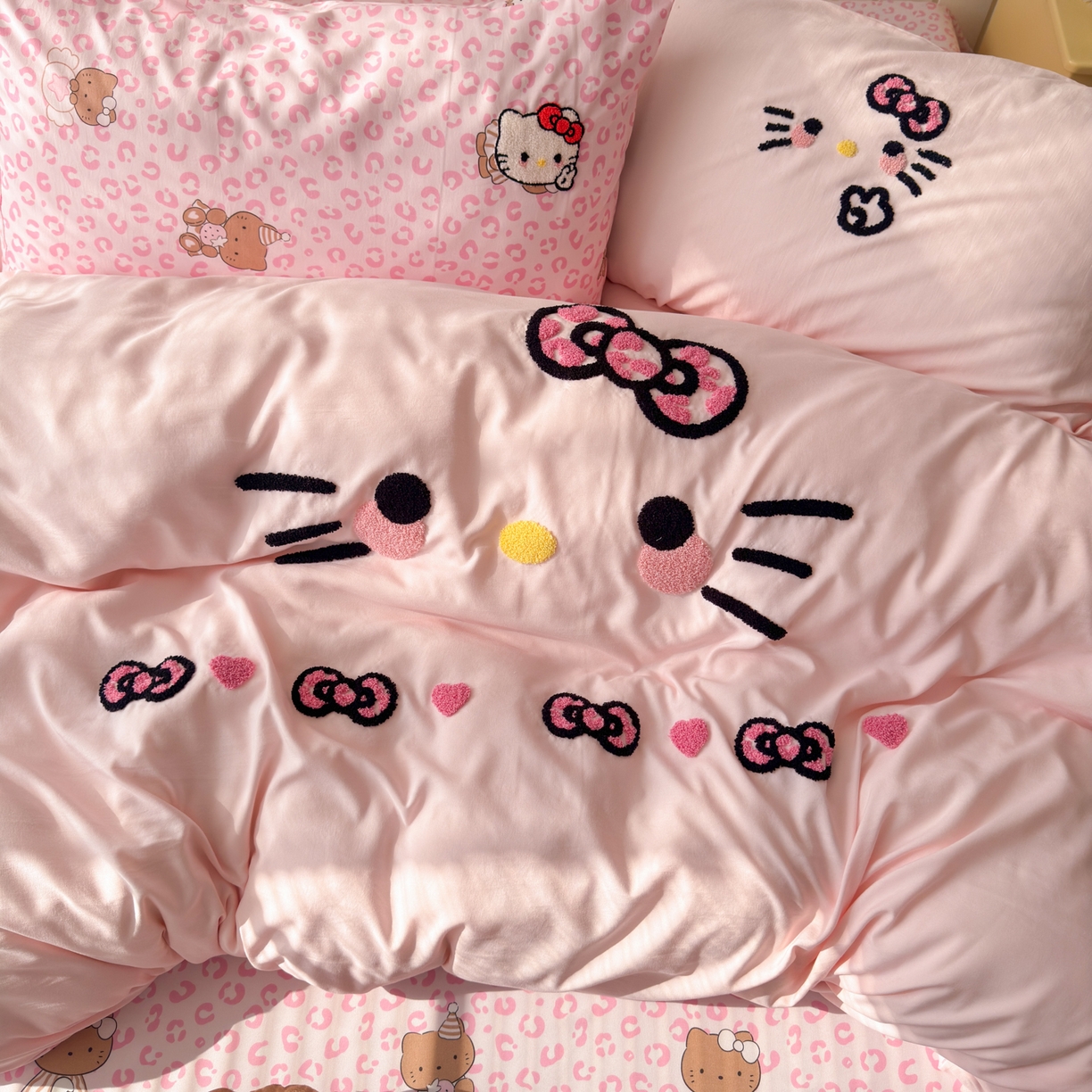 91家纺网 家纺一手货源 找家纺 一霖家纺 2026新款云朵棉毛巾绣小清新猫咪系列四件套 可爱猫咪粉