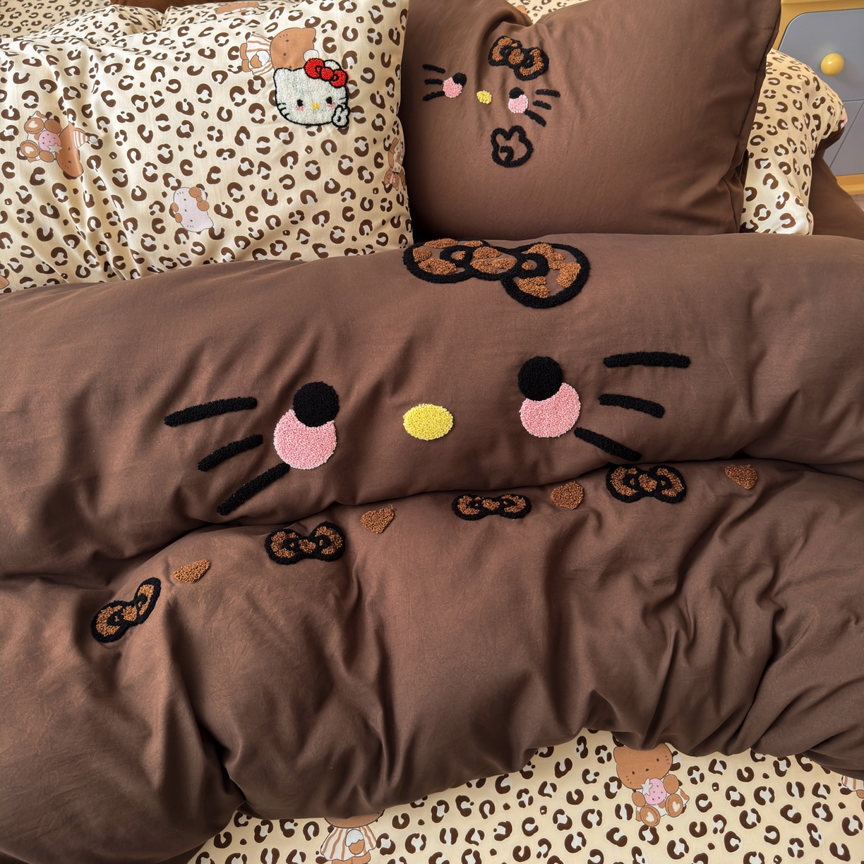 91家纺网 家纺一手货源 找家纺 一霖家纺 2026新款云朵棉毛巾绣小清新猫咪系列四件套 可爱猫咪咖