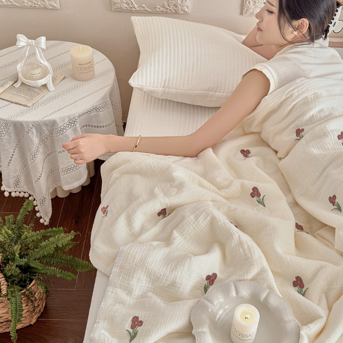 91家纺网 家纺一手货源 找家纺 宇航家纺 2026新款全棉纯棉皱皱纱刺绣款夏被夏凉被空调被床盖四件套 蓓蕾