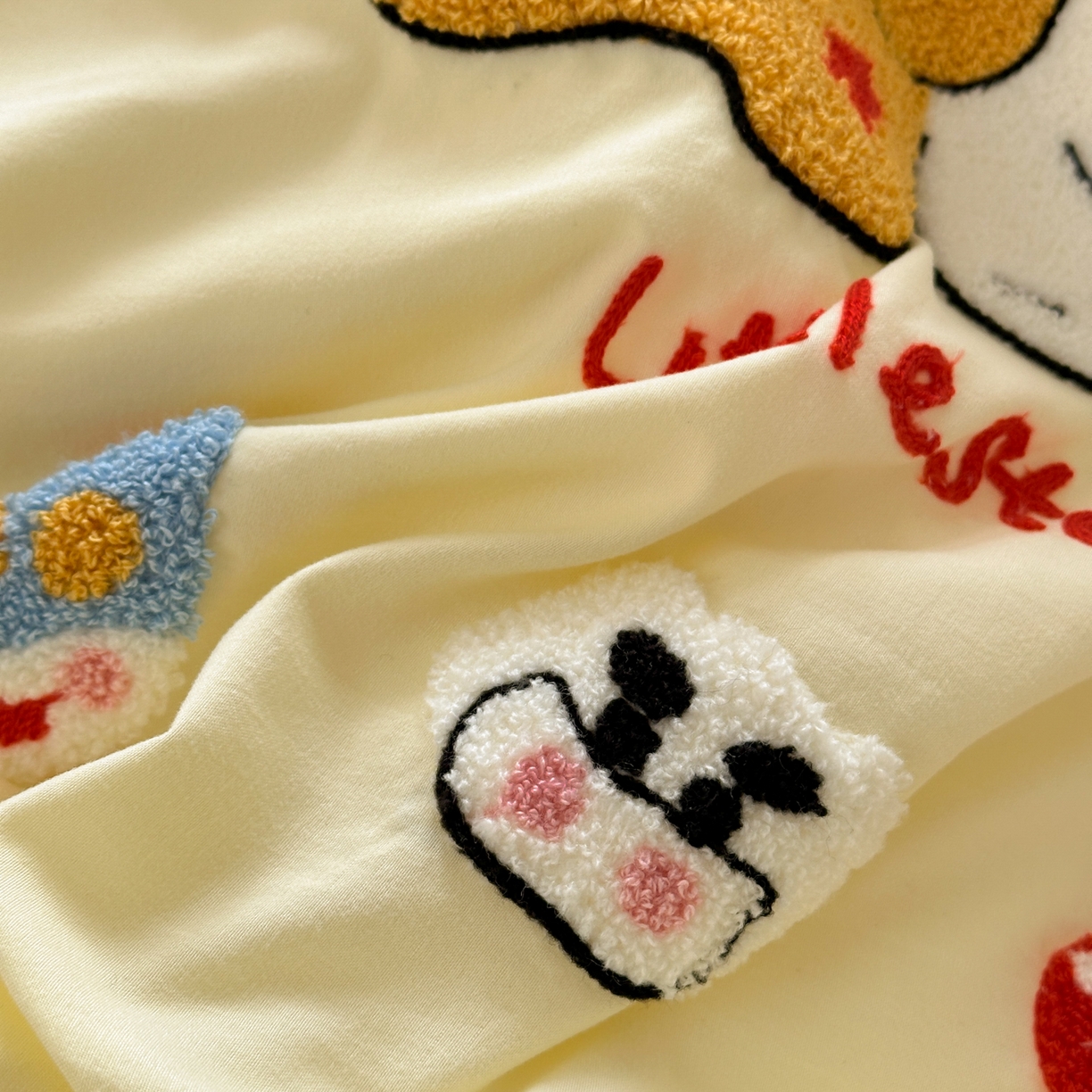 91家纺网 家纺一手货源 找家纺 一霖家纺 2026新款云朵棉毛巾绣小清新猫咪系列四件套 蜡笔星星