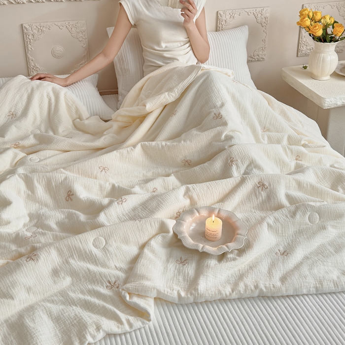 91家纺网 家纺一手货源 找家纺 宇航家纺 2026新款全棉纯棉皱皱纱刺绣款夏被夏凉被空调被床盖四件套 蝴蝶结