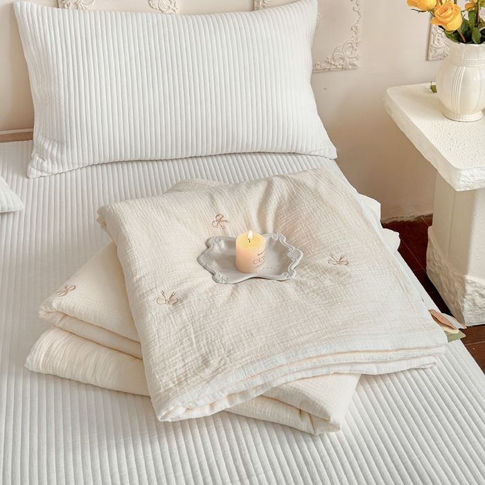 91家纺网 家纺一手货源 找家纺 宇航家纺 2026新款全棉纯棉皱皱纱刺绣款夏被夏凉被空调被床盖四件套 蝴蝶结