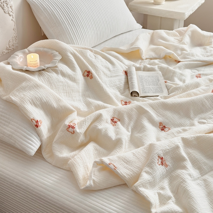 91家纺网 家纺一手货源 找家纺 宇航家纺 2026新款全棉纯棉皱皱纱刺绣款夏被夏凉被空调被床盖四件套 领结兔