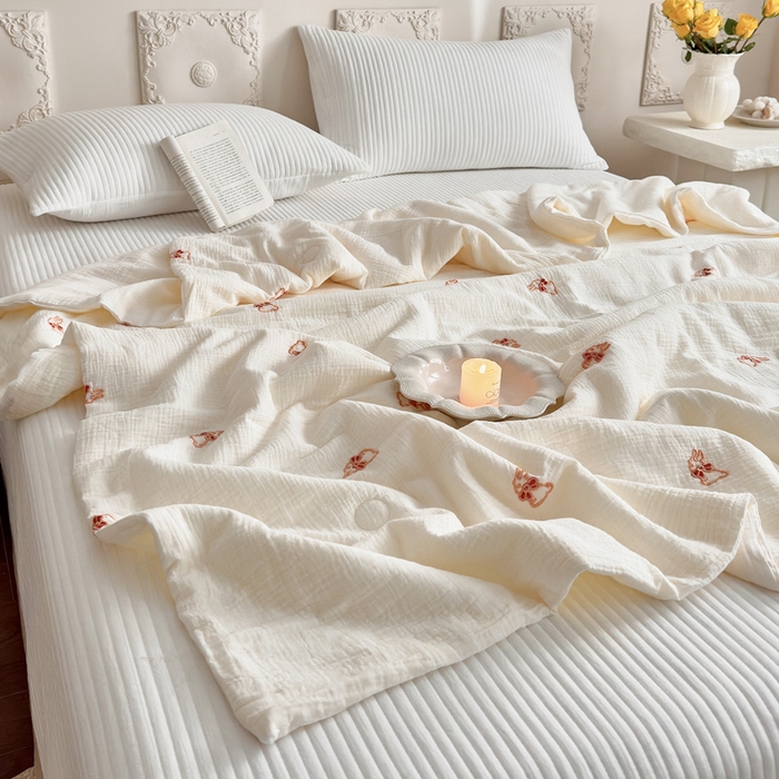 91家纺网 家纺一手货源 找家纺 宇航家纺 2026新款全棉纯棉皱皱纱刺绣款夏被夏凉被空调被床盖四件套 领结兔