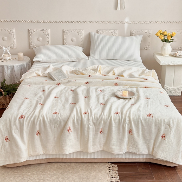 91家纺网 家纺一手货源 找家纺 宇航家纺 2026新款全棉纯棉皱皱纱刺绣款夏被夏凉被空调被床盖四件套 领结兔