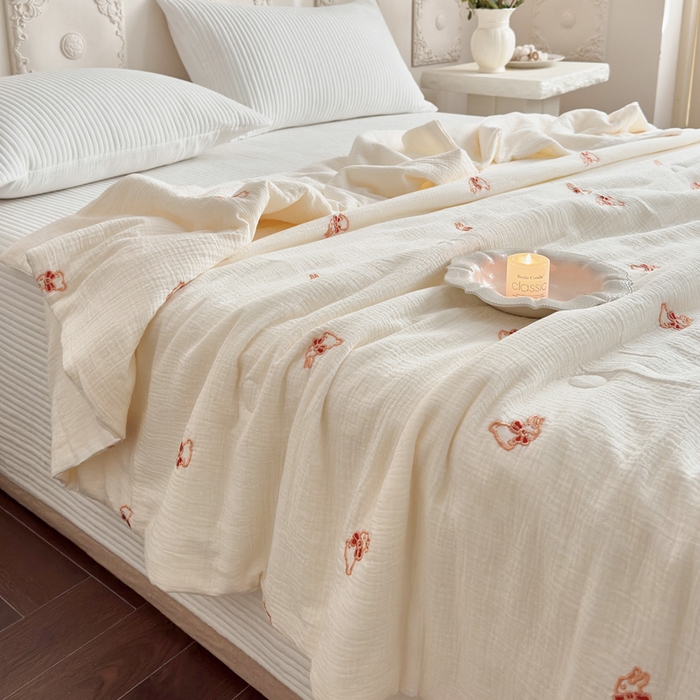 91家纺网 家纺一手货源 找家纺 宇航家纺 2026新款全棉纯棉皱皱纱刺绣款夏被夏凉被空调被床盖四件套 领结兔