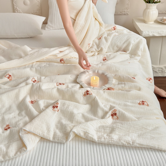 91家纺网 家纺一手货源 找家纺 宇航家纺 2026新款全棉纯棉皱皱纱刺绣款夏被夏凉被空调被床盖四件套 领结兔