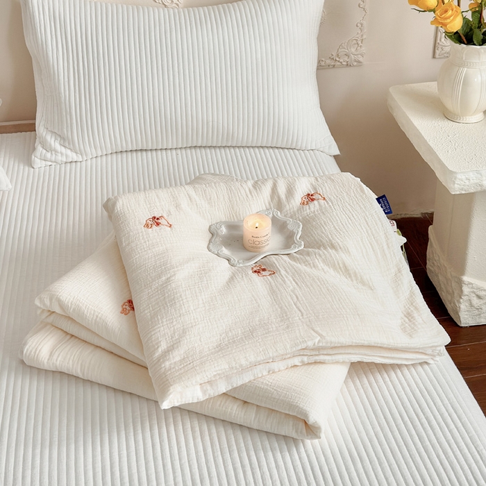 91家纺网 家纺一手货源 找家纺 宇航家纺 2026新款全棉纯棉皱皱纱刺绣款夏被夏凉被空调被床盖四件套 领结兔